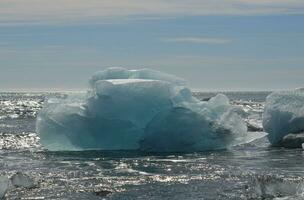 Eis und Schnee Scholle im ein Lagune Wasser im Island foto