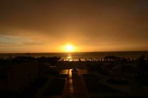 atemberaubend Resort Ansichten mit Sonne Rahmen beim Sonnenuntergang foto