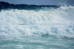 enorm Wellen abstürzen und verursachen sprühen im Aruba foto