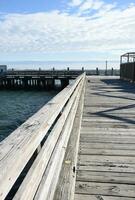 leeren hölzern Seebrücke im Plymouth Hafen im das Frühling foto