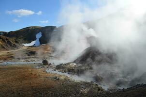 geothermisch Dampf steigend von aktiv vulkanisch Landschaft foto