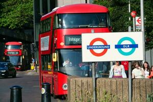 Herrlich niedrig Winkel Aussicht von Bus Bedienung und britisch der Verkehr beim London Brücke welche ist die meisten berühmt und historisch Brücke Über Fluss Themse beim zentral London Stadt von England Vereinigtes Königreich. Juni 4., 2023 foto