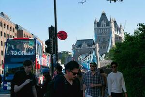 Herrlich niedrig Winkel Aussicht von Bus Bedienung und britisch der Verkehr beim London Brücke welche ist die meisten berühmt und historisch Brücke Über Fluss Themse beim zentral London Stadt von England Vereinigtes Königreich. Juni 4., 2023 foto