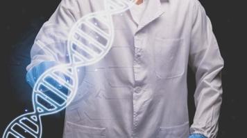 Arzt, der elektronische Hologramm-DNA-moderner virtueller Bildschirm 3D-Darstellung berührt foto