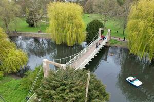 hoch Winkel Aussicht von Krieg Museum Öffentlichkeit Park welche hat ein kostenlos Zugriff zu gewöhnliche öffentlich. das Krieg Öffentlichkeit Park ist gelegen in der Nähe von zu zentral Luton Stadt von England, gefangen auf April 16., 2023 foto