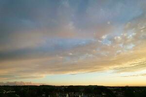 dramatisch Wolken Über Luton Stadt von England großartig Großbritannien. foto