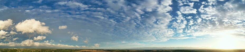 dramatisch Wolken Über Luton Stadt von England großartig Großbritannien. foto