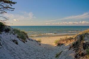 Landschaft von das Blau baltisch Meer im Polen und das Strand auf ein sonnig warm Tag foto