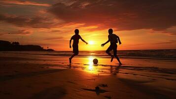 zwei Jugendliche spielen Fußball auf das Strand ihr Silhouetten sichtbar foto