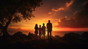 Familie Silhouette beobachten ein atemberaubend Sonnenuntergang foto