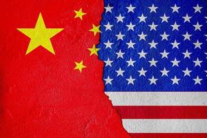 die flagge der vereinigten staaten von amerika und die flagge von china und die wirtschaftliche kampffarbe auf rissigen wänden gemischte medien foto