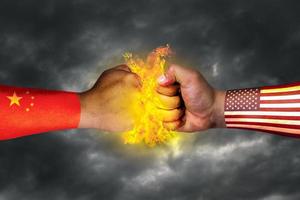 die flagge der vereinigten staaten von amerika und die flagge von china und der wirtschaftliche kampf auf die faust gemalt oder handgemischte medien foto