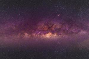 Nachtlandschaft mit bunter und hellgelber Milchstraße voller Sterne am Himmel im Sommer schöner Universumshintergrund des Weltraums