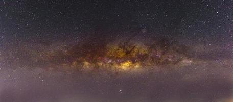 Nachtlandschaft mit bunter und hellgelber Milchstraße voller Sterne am Himmel im Sommer schöner Universumshintergrund des Weltraums foto