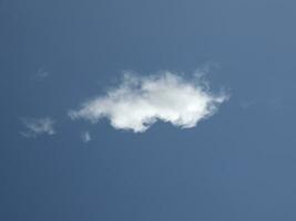 Single Weiß Wolke Über Blau Himmel Hintergrund. flauschige Kumulus Wolke gestalten Foto