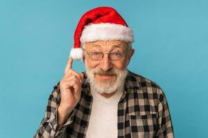 Porträt von glücklich Emotionen Santa claus aufgeregt suchen beim Kamera auf Blau Hintergrund foto