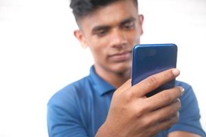 junger Mann Hand mit Smartphone isoliert auf weiß foto