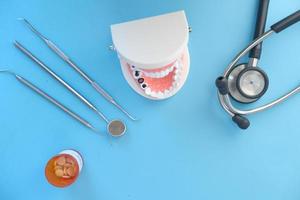 Zahnmodell aus Kunststoff auf blauem Hintergrund foto