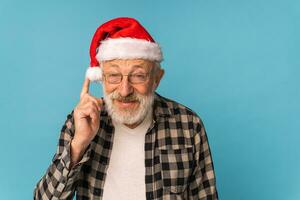 Porträt von glücklich Emotionen Santa claus aufgeregt suchen beim Kamera auf Blau Hintergrund mit Kopieren Raum foto