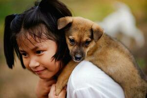 wenig Mädchen und Hund Liebe zwischen Mann und Hund Verbindung von Kinder und intelligent Haustiere spielen im das Hinterhof Liebe Konzept foto