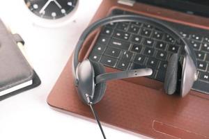 Call-Center-Kopfhörer auf Laptop auf dem Tisch, foto