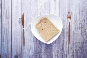 Nahaufnahme von Scheibe gebackenem Brot auf Teller auf dem Tisch? foto