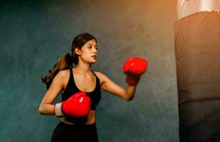 Sport Boxen. Boxen. asiatisch Frau tragen rot Handschuhe ausüben mit Selbstverteidigung Kampf Ausbildung. Ausbildung Boxen. muay thailändisch. Streik kriegerisch Künste. foto