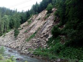 Felsen und Fluss hoch im das Berge foto