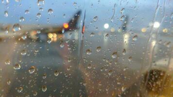 regnerisch Flugzeug Feld durch das Flugzeug Fenster foto