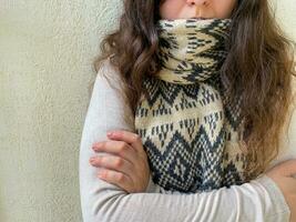 Frau im Schal und Rollkragen, kalt Wetter, Nein Heizung. foto