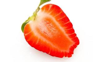 zwei Erdbeeren hautnah auf weißem Hintergrund foto