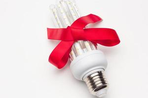 Energiesparlampe mit rotem Band foto