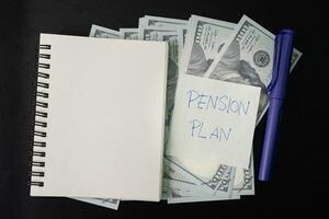 Papier Hinweis mit Text geschrieben die Pension planen. Investitionen Konzept. die Pension planen. Pensionierung Konzept. die Pension Berechnung Konzept. foto