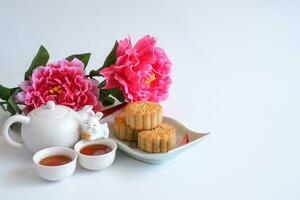 Chinesisch mitte Herbst Festival Konzept gemacht von Mondkuchen, Tee dekoriert mit Pflaume blühen und Kaninchen isoliert auf Weiß Hintergrund. foto