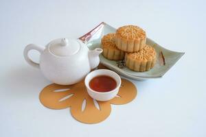 Chinesisch mitte Herbst Festival Konzept gemacht von Mondkuchen, Tee isoliert auf Weiß Hintergrund. foto