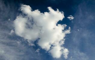 Weiß Wolke im tief Blau Himmel foto