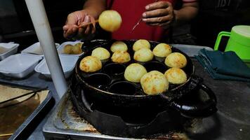 Prozess zu Kochen Takoyaki die meisten Beliebt köstlich Snack foto