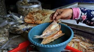 verschiedene gesalzen Fisch verkaufen im ein traditionell Markt foto