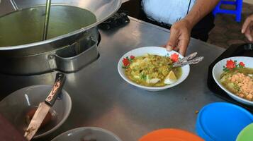 soto lamongan Verkäufer bereitet vor ein Speisekarte beim seine Stall foto