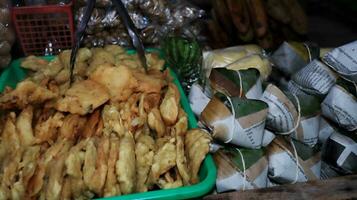 angkringan ist ein Schubkarre zu verkaufen verschiedene Arten von Essen und Getränke auf das Straßenrand foto