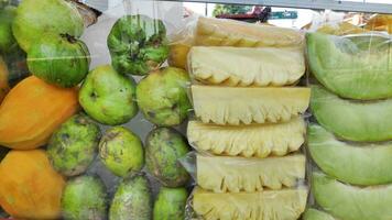 Obst Rujak Wagen durch Straße Anbieter. Rujak Obst oder traditionell Obst Salat von Indonesien foto