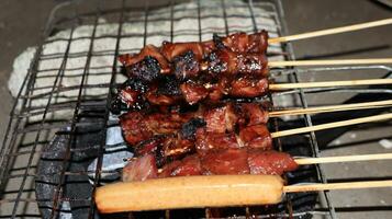 Würste und Fleisch gegrillt Über das Kamin mit würzig Soja Soße foto