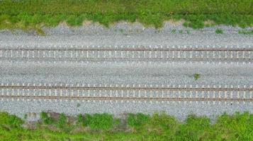 Luftaufnahme von fliegenden Drohnen von Bahngleisen foto