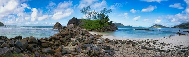 Panorama von Hafen froh Strand, Weiß sandig Strand, Granit Steine und Türkis Wasser, mahe Seychellen foto