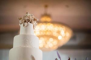 schöne Hochzeitstorte mit unscharfem Hintergrund foto