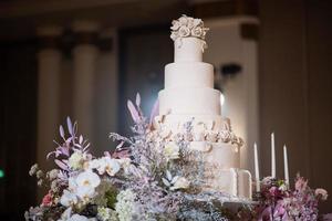 schöne Hochzeitstorte mit unscharfem Hintergrund foto