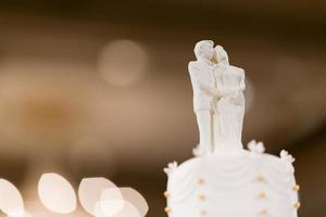 Hochzeitspuppe auf Kuchen, Liebespaar foto