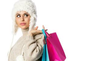 glücklich Frau halten Einkaufen Taschen mit Copyspace . Winter Verkauf. isoliert Über Weiß Hintergrund foto