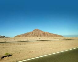 Vulkan im das Wüste und ein Straße foto