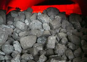 Kohle im das Ofen, Steine von Kohle Hintergrund. schwarz Treibstoff schließen Sicht, Kohle Stapel beim das Leistung Pflanze foto